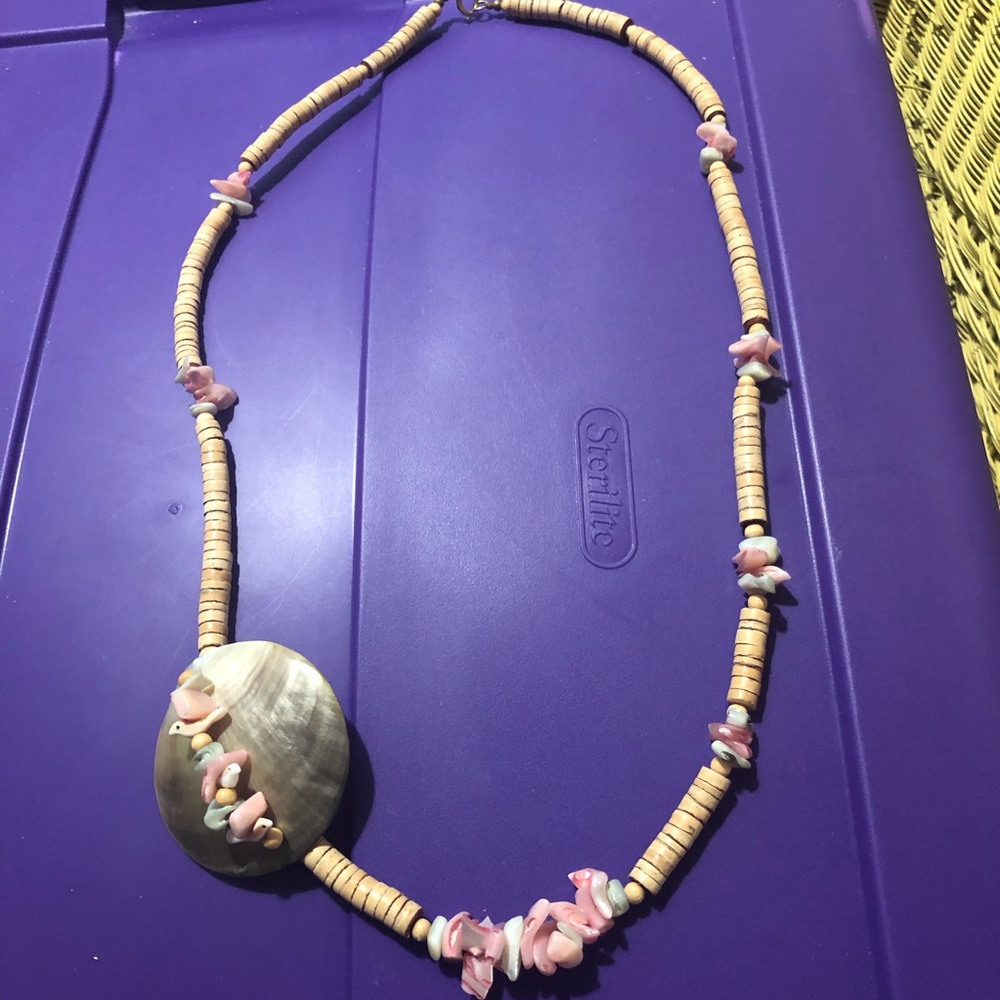 Hawaii dreams vintage shell necklace pretty statement piece